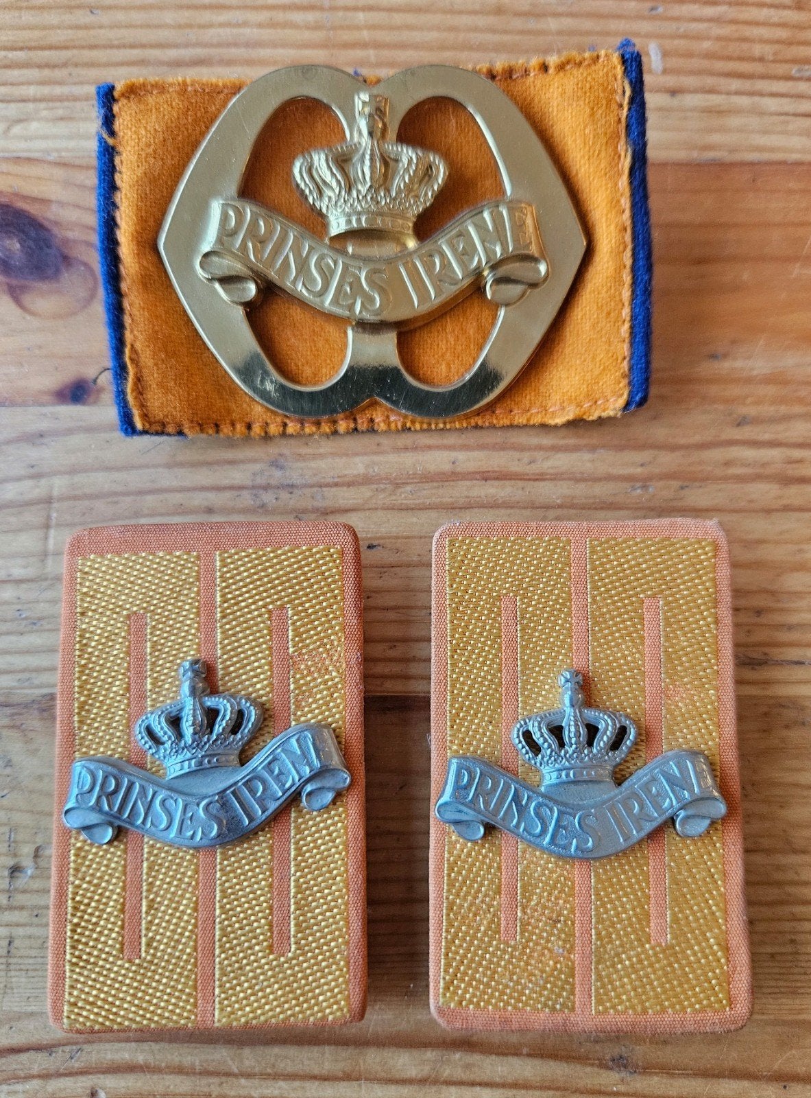 Baretembleem + kraagspiegels Prinses Irene Brigade, Verzamelen, Ophalen of Verzenden, Landmacht, Nederland, Embleem of Badge