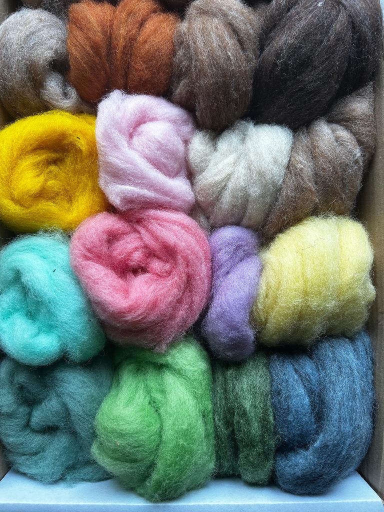 16x 50 gram  Corriedale gekaarde wol, Hobby en Vrije tijd, Vilt, Verzenden, Nieuw, Overige typen