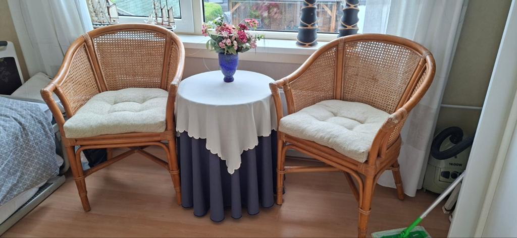 3x Houten stoel en 2x rotan stoelen, Huis en Inrichting, Stoelen, Gebruikt, Drie, Bruin, Hout