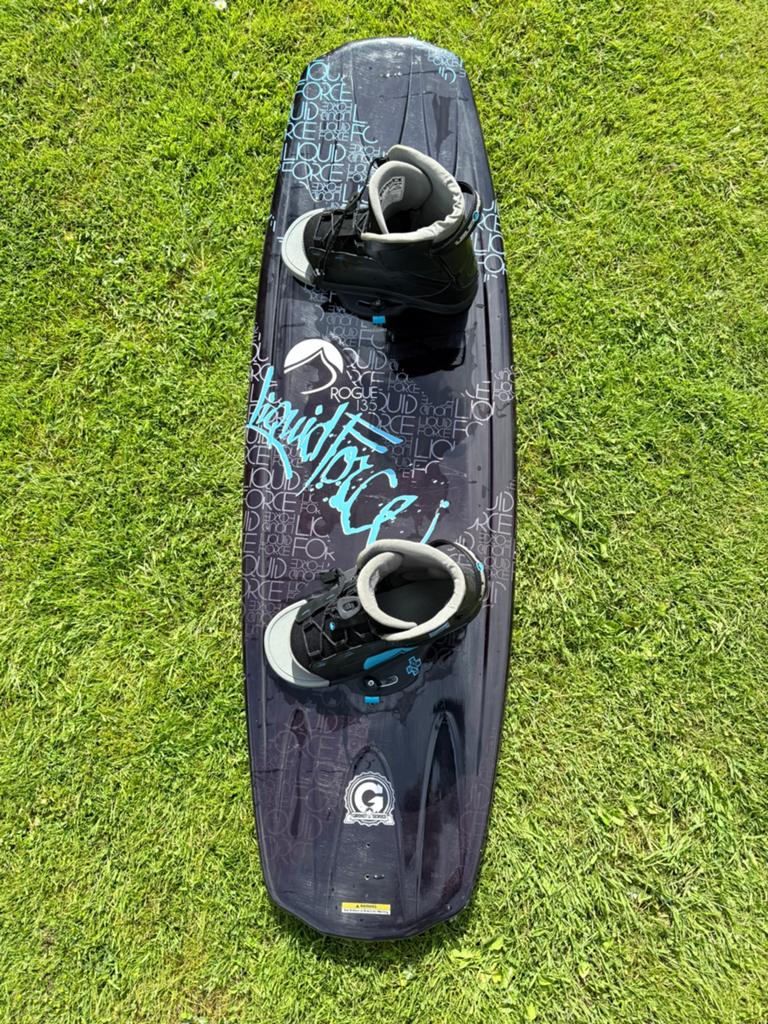 Wakeboard Liquid Force 135 cm incl. bindingen (schoenen), Ophalen, Zo goed als nieuw