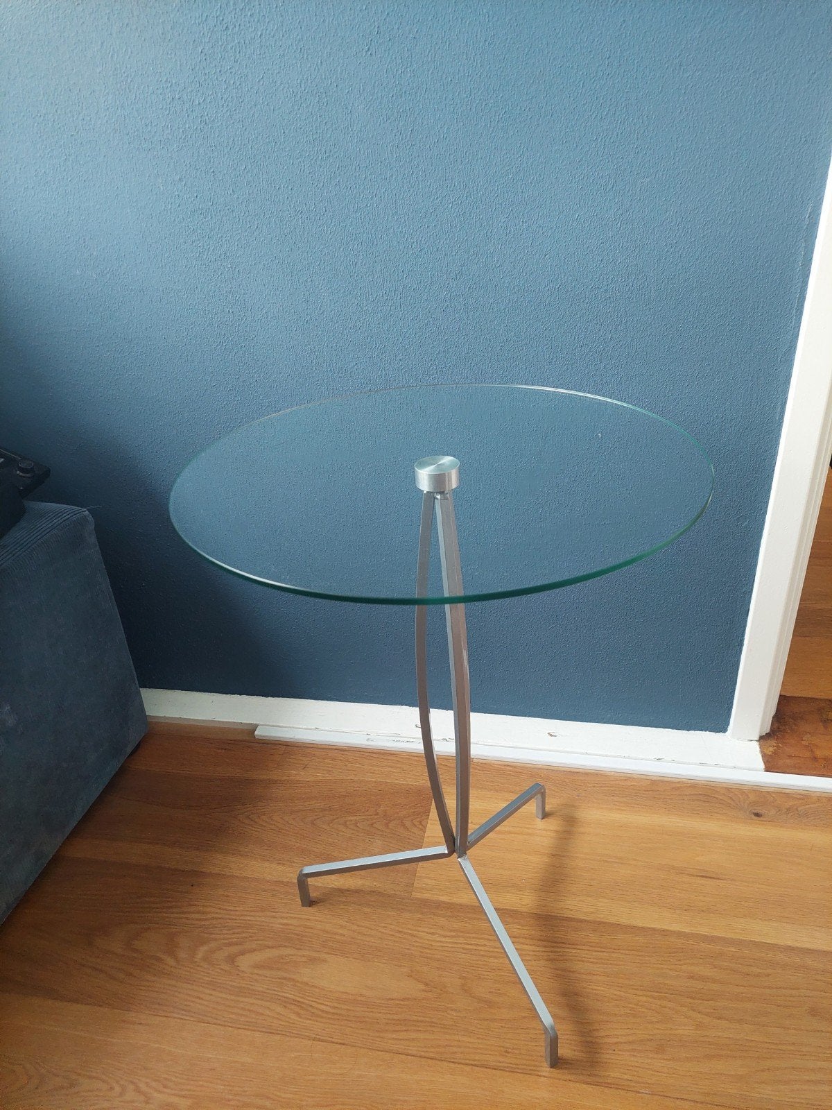Rond glazen bijzettafeltje met RVS poot, Rond, 55 tot 75 cm, Modern, Ophalen