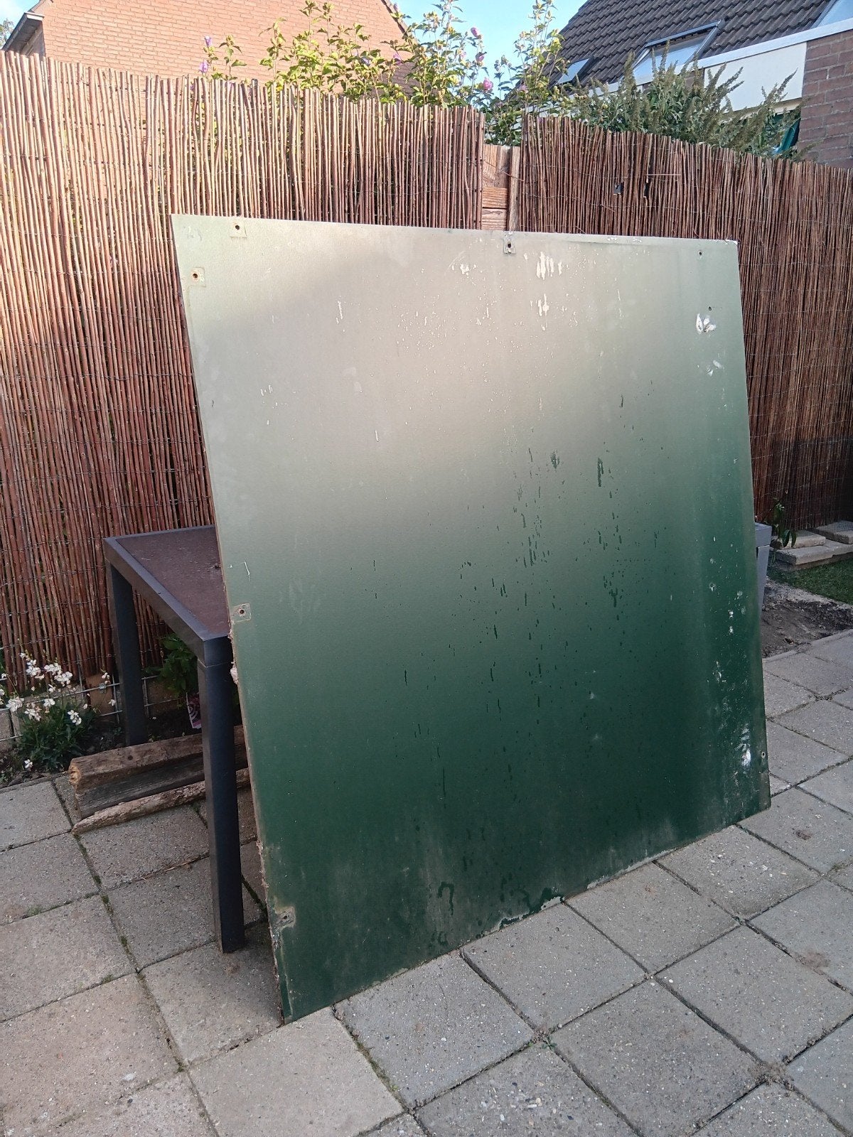 Gratis: Tuin scherm schutting met metalen frame en betonpoot, Ophalen, Overige materialen, Minder dan 3 meter, 1 tot 2 meter