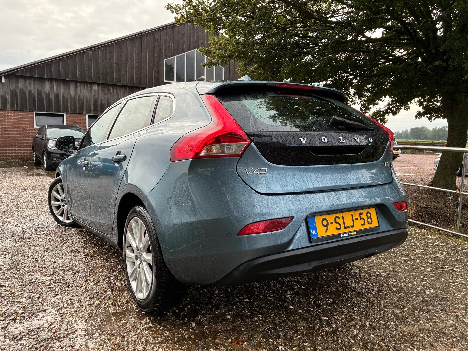 Volvo V40 1.6 D2 Momentum | Pano + Cruise + Clima Nu € 5.9, Auto's, Voorwielaandrijving, Euro 5, Gebruikt, Zwart