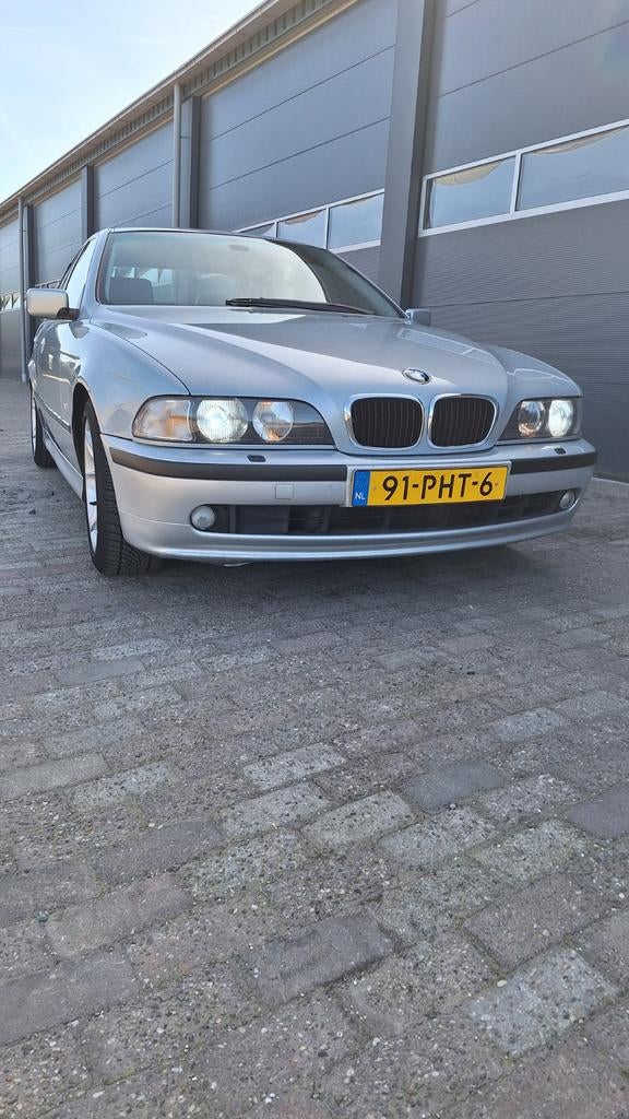 BMW E39 528I 1997 young timer  m52b28, Automaat, Zwart, Leder, Particulier