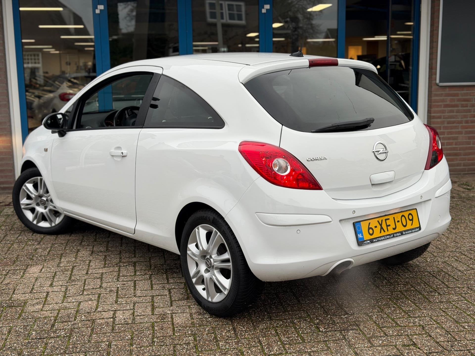 Opel Corsa 1.2-16V BlitZ Wit 3drs 2014 AIRCO LM NAP, Auto's, Opel, Voorwielaandrijving, Zwart, 4 cilinders, 1229 cc