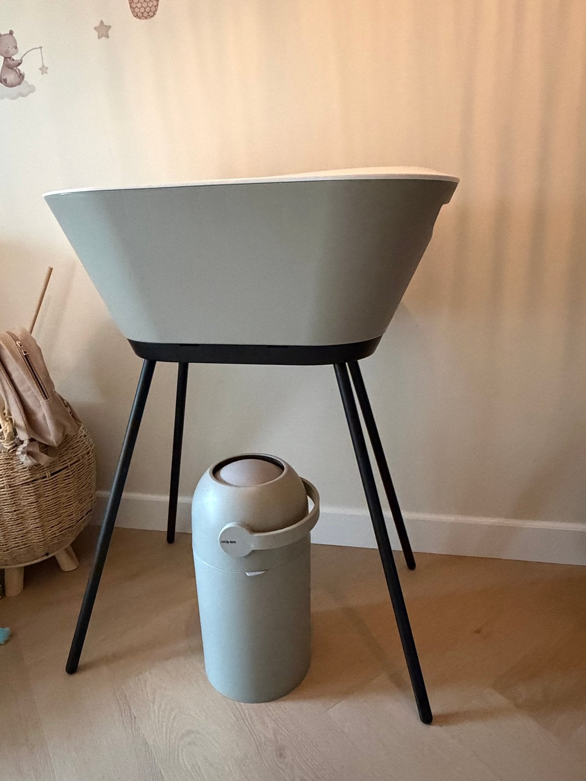 Luxe We-Too babybadje op poten met bijpassende luieremmer, Kinderen en Baby's, Badjes en Verzorging, Ophalen, Zo goed als nieuw
