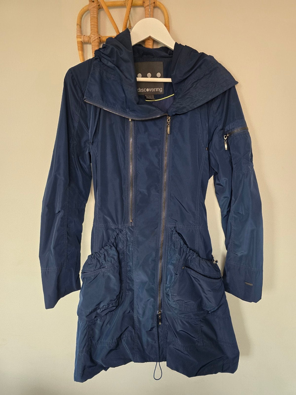Discovering donkerblauwe jas met riem, maat 42, Kleding | Dames, Blauw, Maat 42/44 (L), Ophalen of Verzenden, Zo goed als nieuw