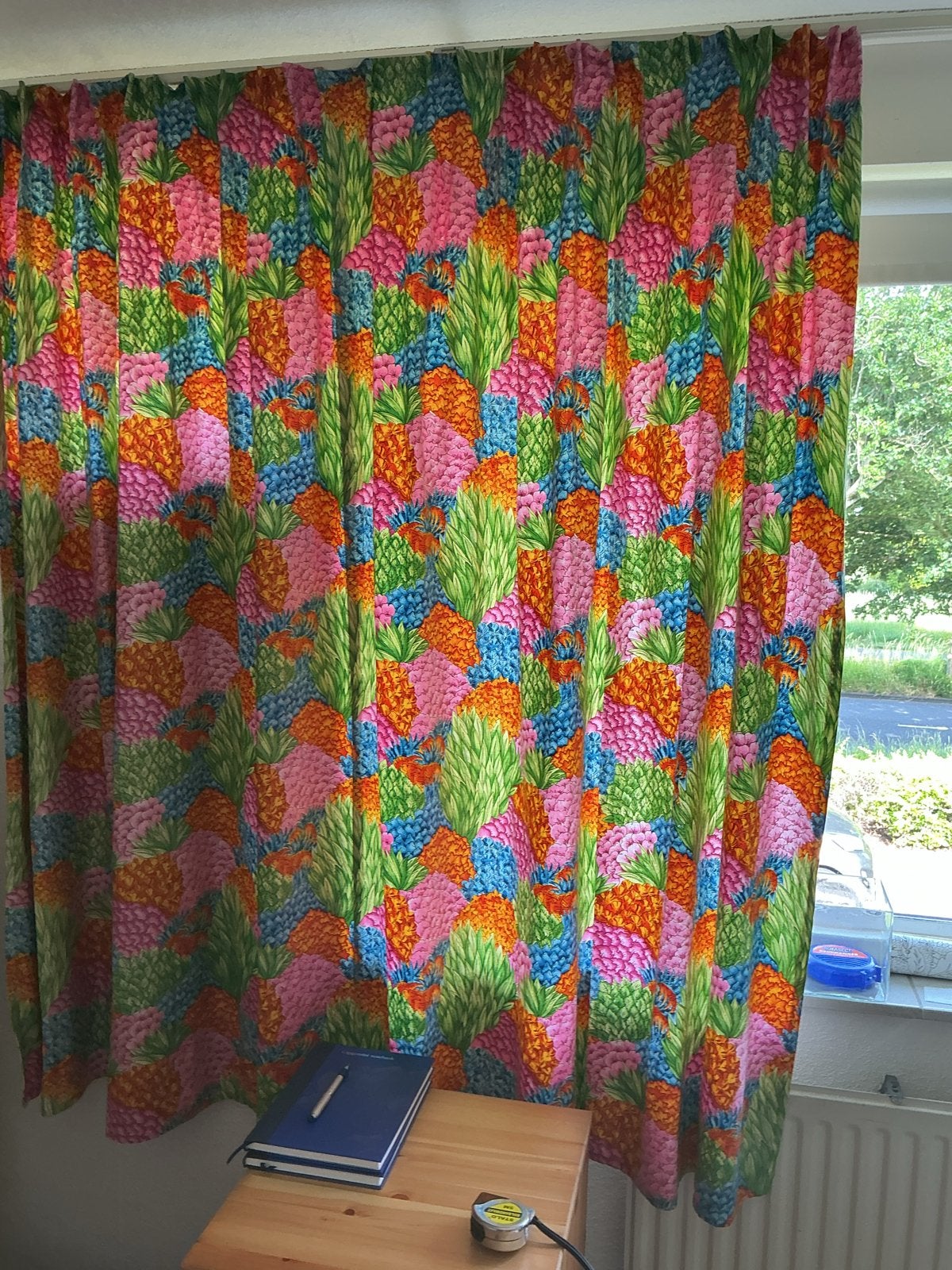 Vrolijke meerkleurige gordijnen met bijpassend kussen, Huis en Inrichting, Stoffering | Gordijnen en Lamellen, Ophalen, Gebruikt