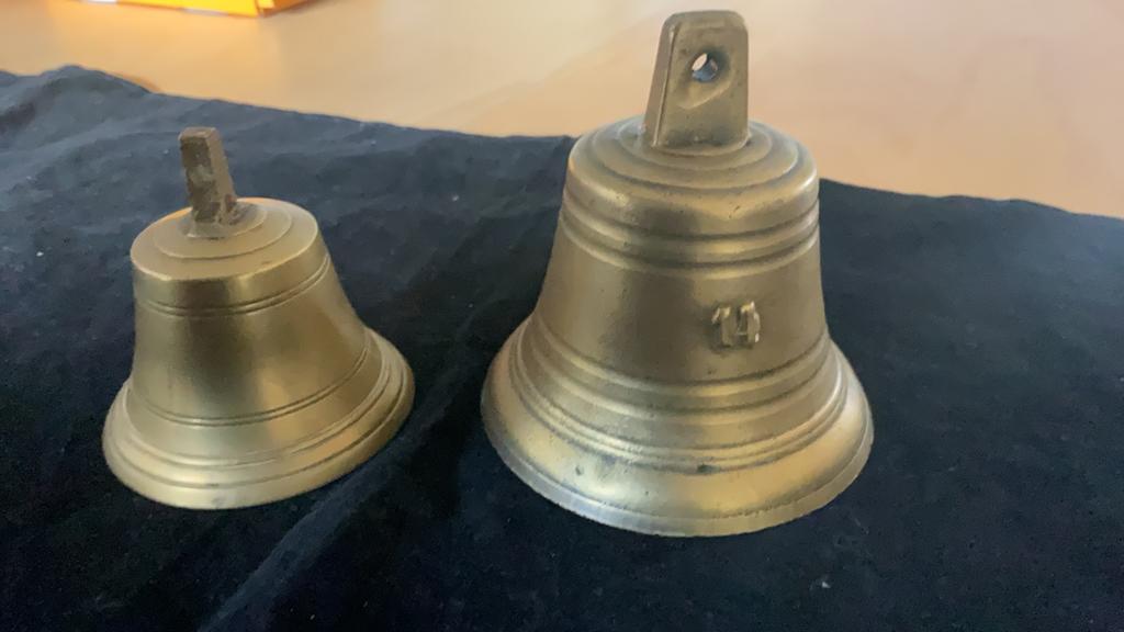 Bel brons. 2 st 8/7 cm en 10/9.5 cm samen tk. Ophalen, Antiek en Kunst, Ophalen, Brons