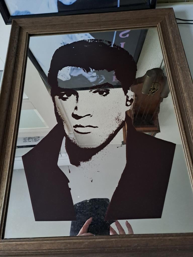 Elvis Presley spiegel met houten lijst, Antiek en Kunst, Ophalen, Rechthoekig, 50 tot 100 cm