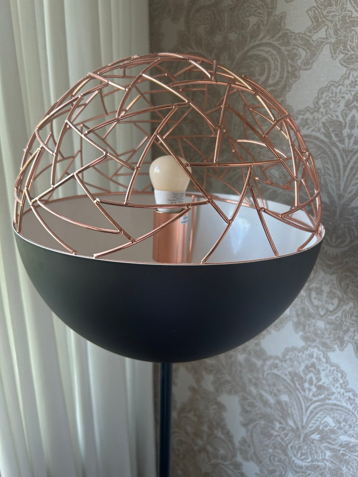 Moderne staande lamp met koperen draadkap, Ophalen, E27 (groot), Zo goed als nieuw, Metaal