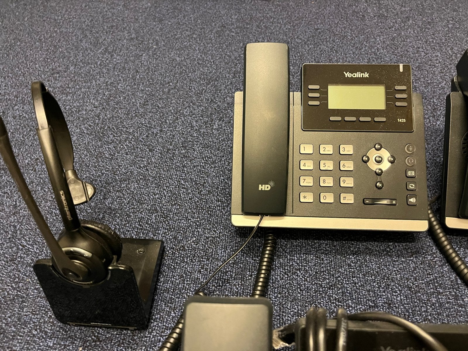 8 Yealink T42S telefoons met 3 Plantronics headsets, Ophalen of Verzenden, Gebruikt, 4 handsets of meer