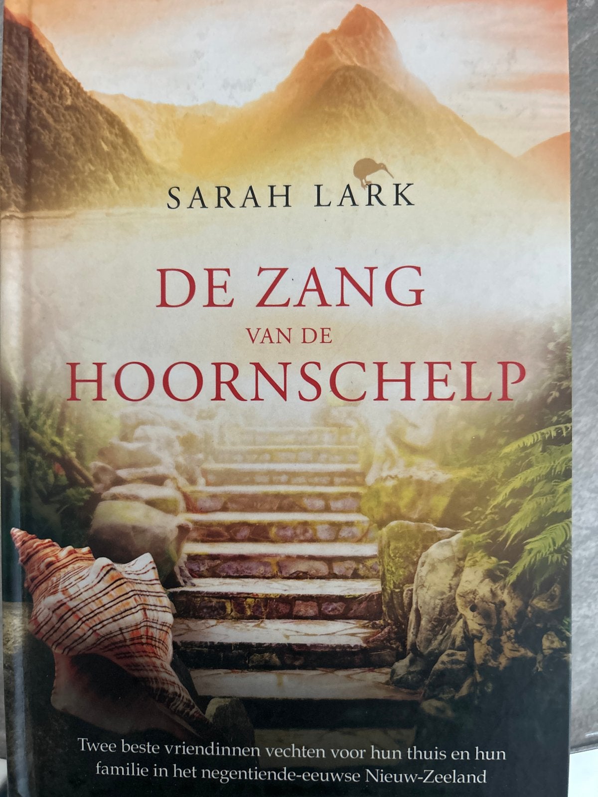 De Zang van de Hoornschelp - Sarah Lark, Ophalen of Verzenden, Zo goed als nieuw, Europa overig