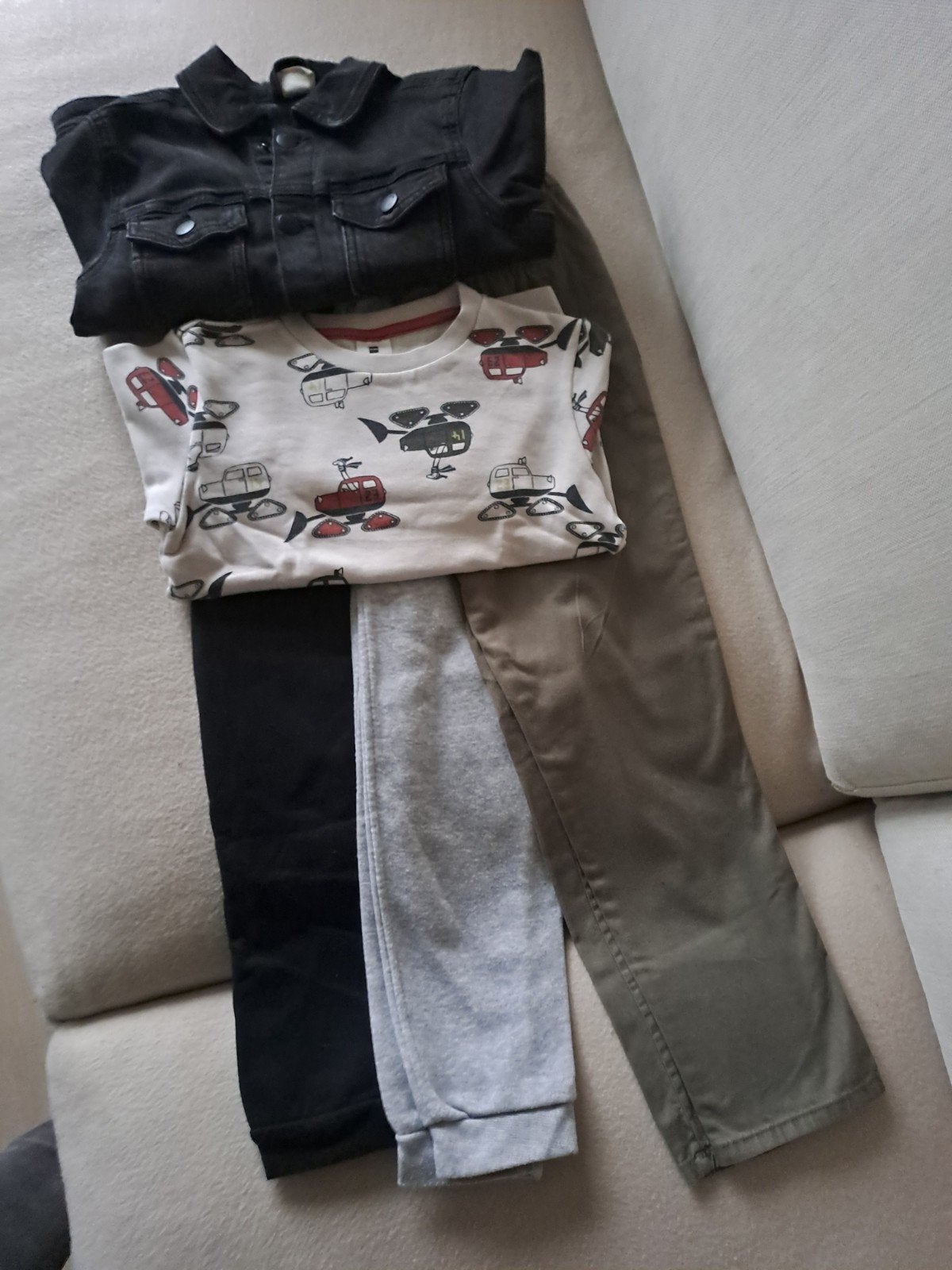 2 Joggingbroeken, broek, trui en spijkerjasje, Ophalen of Verzenden, Jongen, Trui of Vest