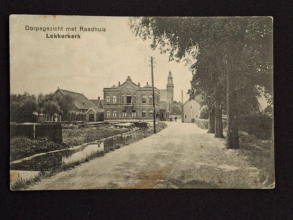 Lekkerkerk - Dorpsgezicht met Raadhuis (1926), Verzamelen, Ansichtkaarten | Nederland, Ophalen of Verzenden, 1920 tot 1940, Gelopen