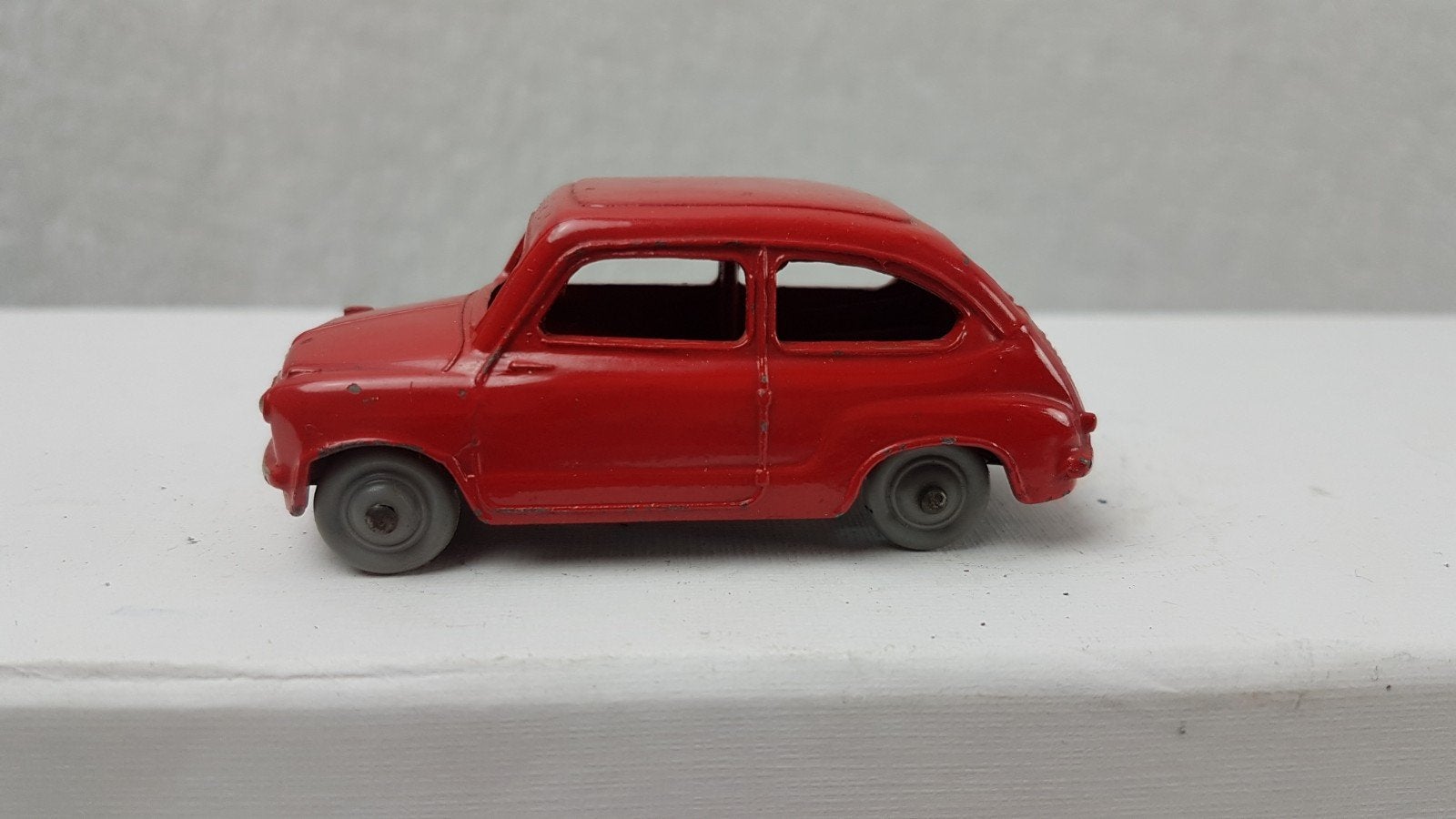 Dinky Toys Fiat 600 - Rood - Made in England, Ophalen of Verzenden, Gebruikt, Auto, Dinky Toys