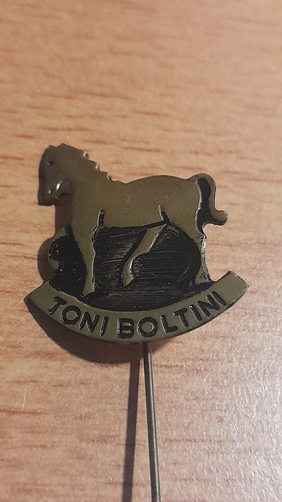 Vintage circus Toni Boltini paardenspeldje, Verzenden, Gebruikt, Dier of Natuur, Speldje of Pin