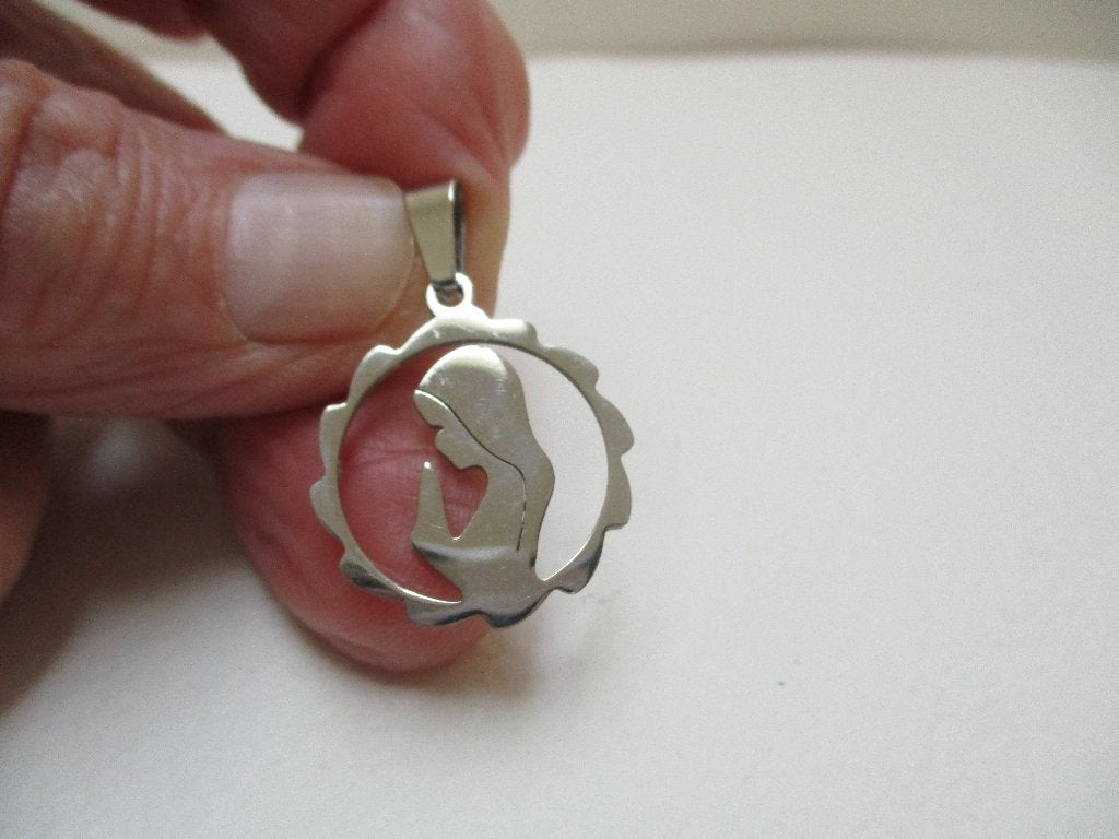 Zilverkleur hanger model biddende MARIA, Sieraden, Tassen en Uiterlijk, Overige materialen, Verzenden, Zo goed als nieuw, Kruis of Symbool