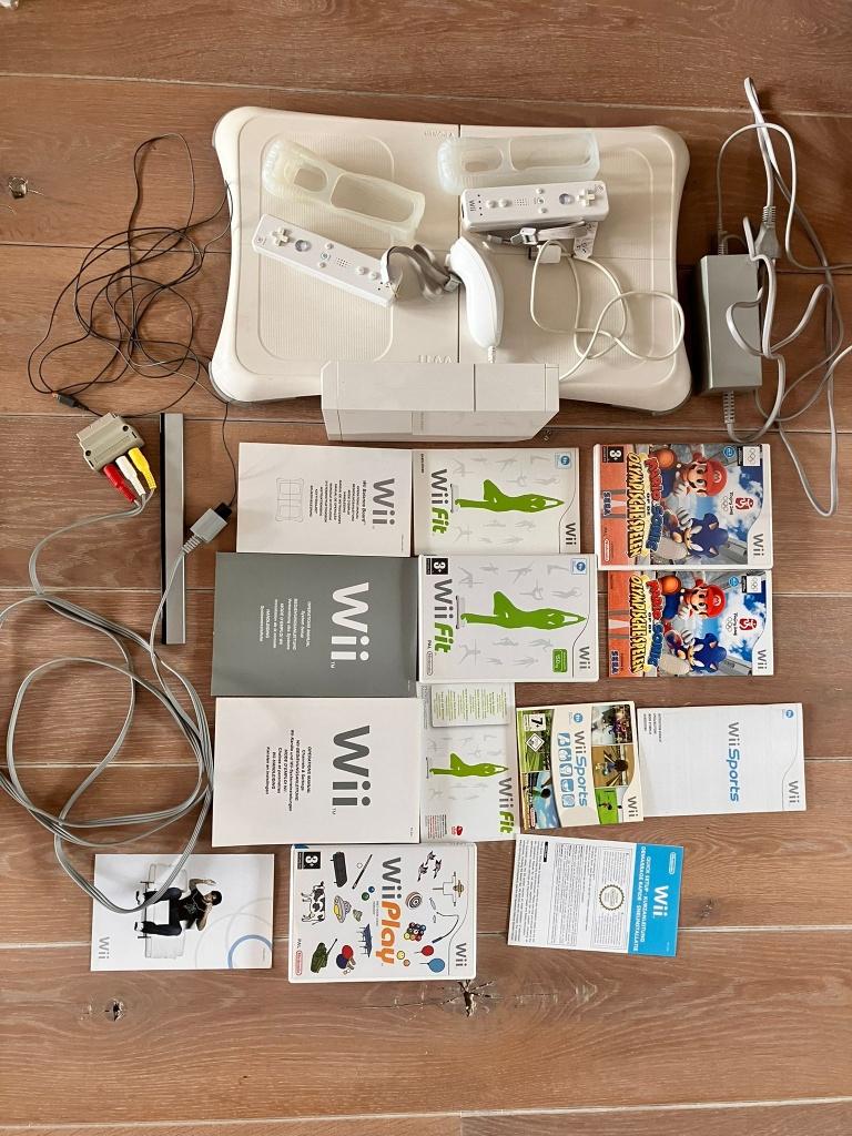 Wii spelcomputer met accessoires en games, Ophalen, Gebruikt, Met 2 controllers, Met games