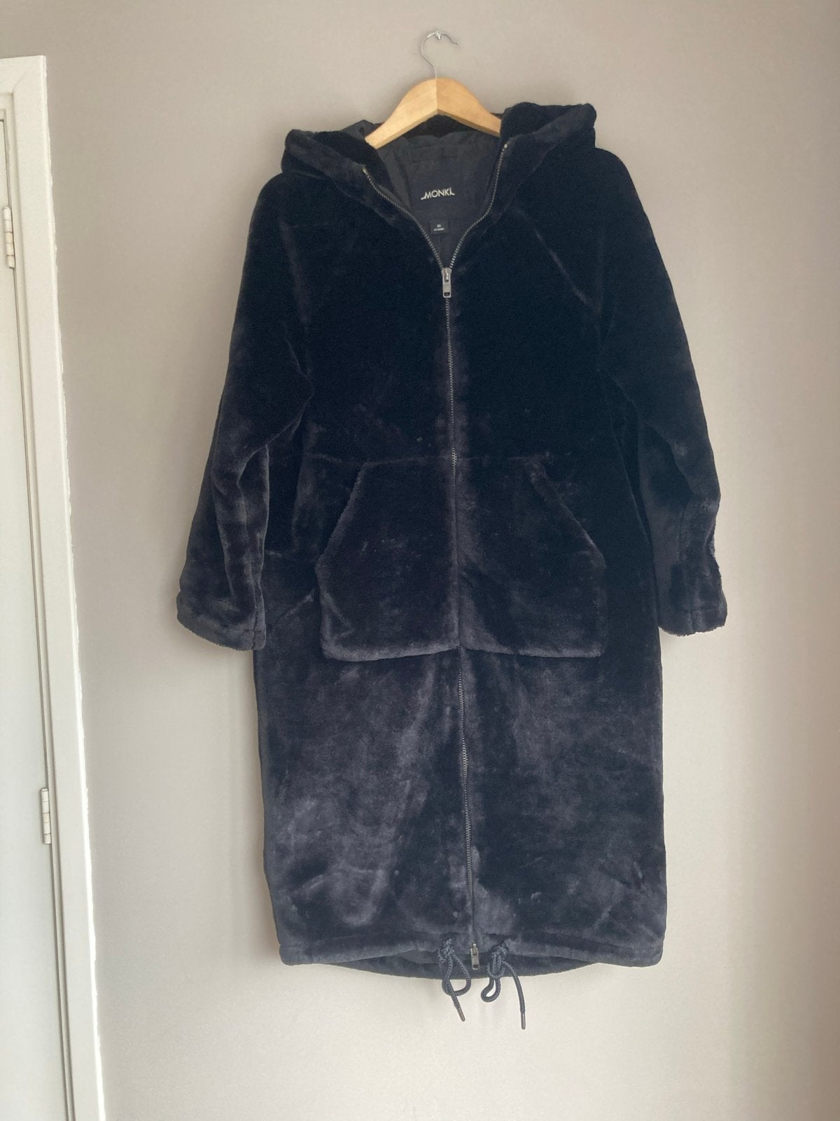 Monki Zwarte Lange Faux Fur Jas met Capuchon, Ophalen of Verzenden, Zo goed als nieuw, Maat 34 (XS) of kleiner, Zwart