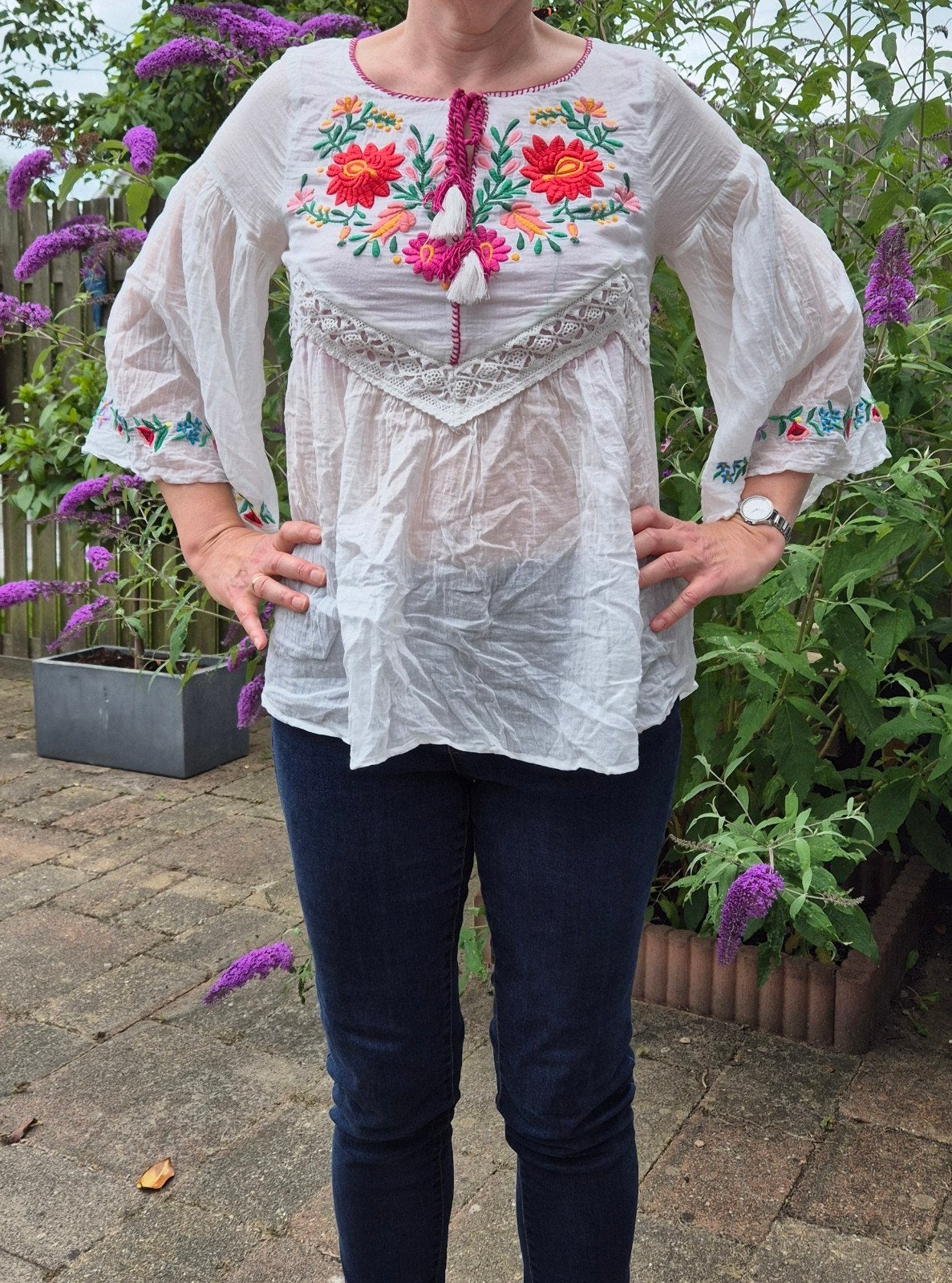 Dames blouse 38 met geborduurd 'hongaars' bloemen motief .
P, Ophalen of Verzenden