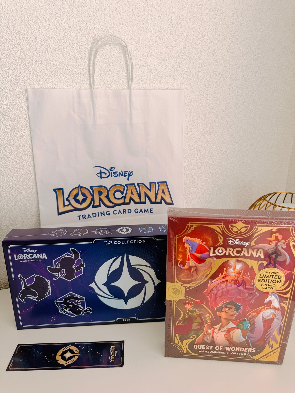 Disney Lorcana D23 Collection & Quest of Wonders Boek, Ophalen of Verzenden, Nieuw, Meerdere kaarten