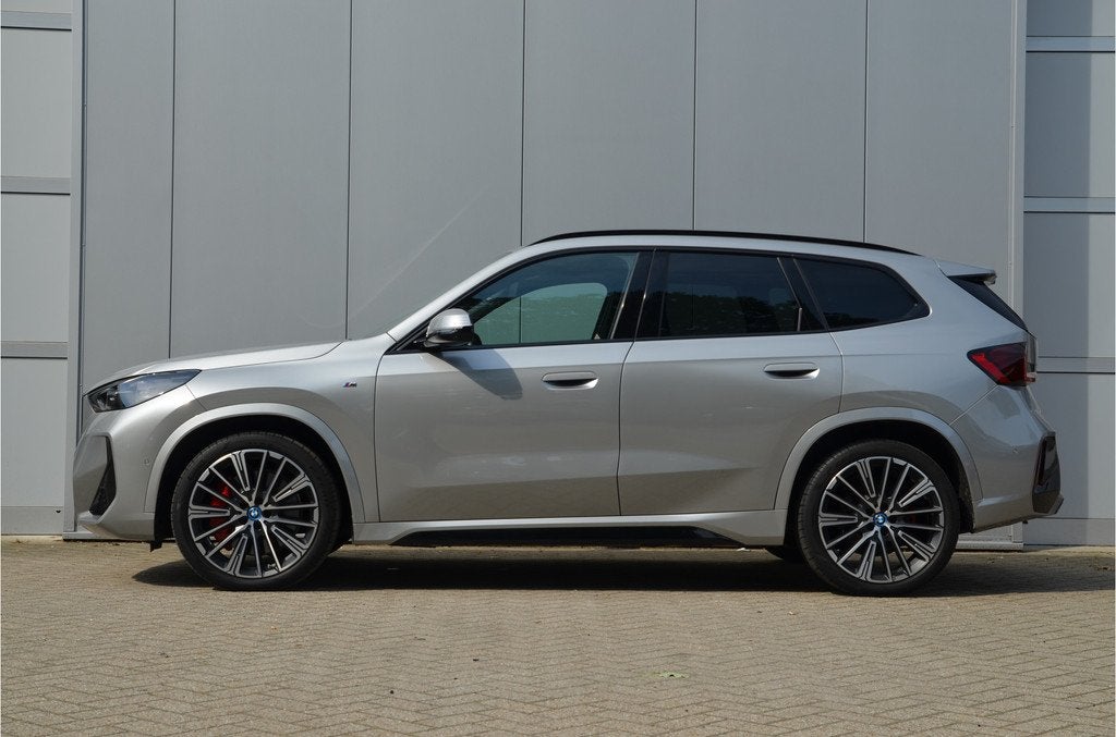 BMW iX1 xDrive30 M Sport / Panoramadak / Trekhaak / Adaptiev, Gebruikt, Zwart, Met garantie (alle), 24 min