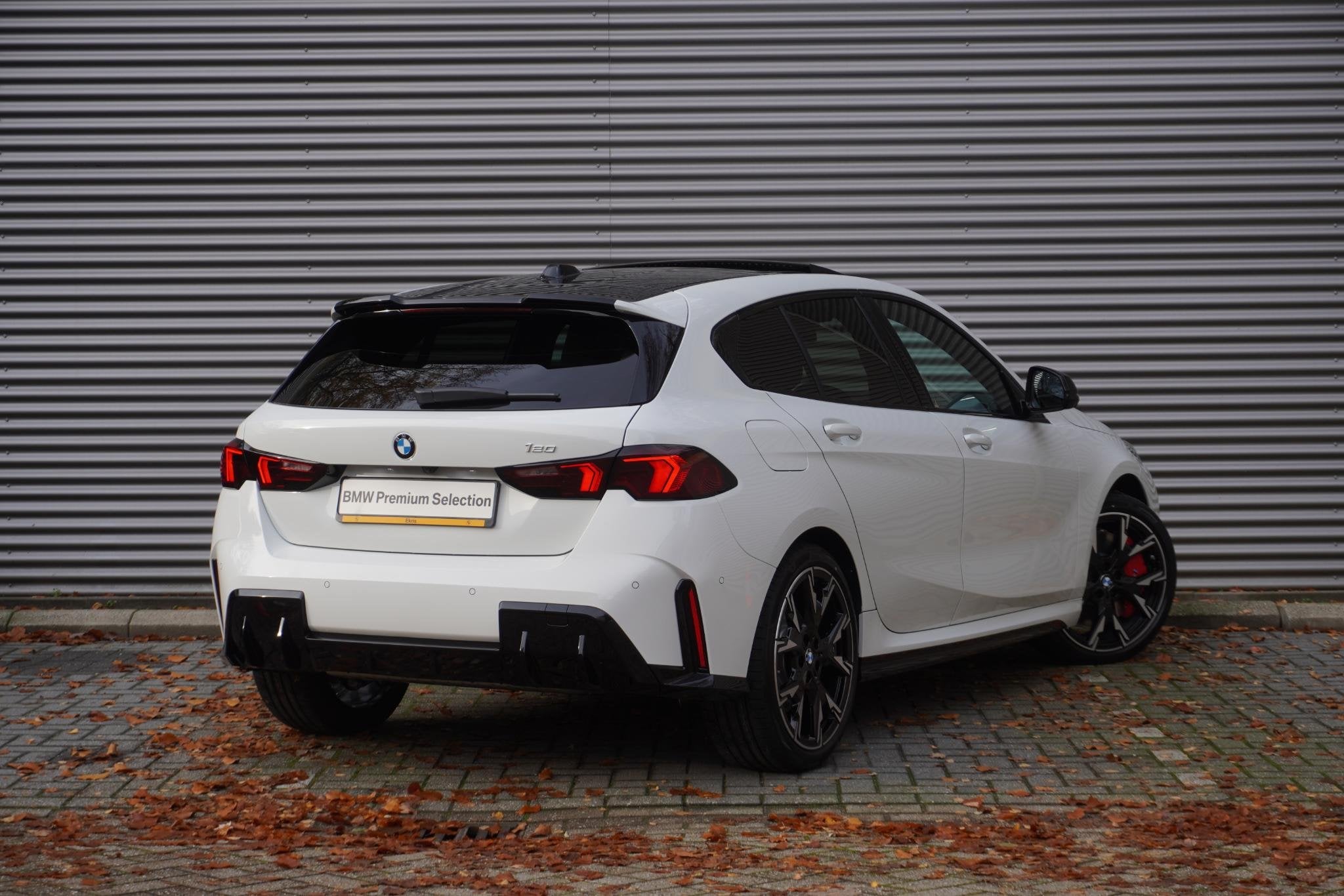 BMW 1 Serie 120 High Executive | M Sportpakket Pro | Panoram, Auto's, BMW, Stof, Met garantie (alle), Wit, Origineel Nederlands