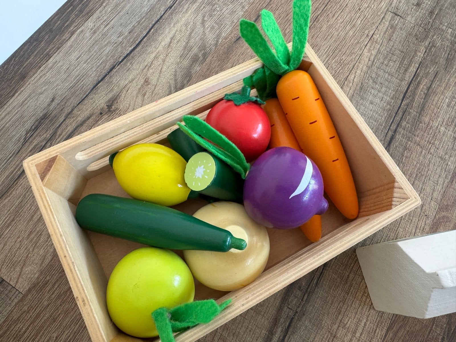 Houten speelgoed groenten in kratje met melkpakje, Kinderen en Baby's, Speelgoed | Houten speelgoed, Ophalen, Zo goed als nieuw