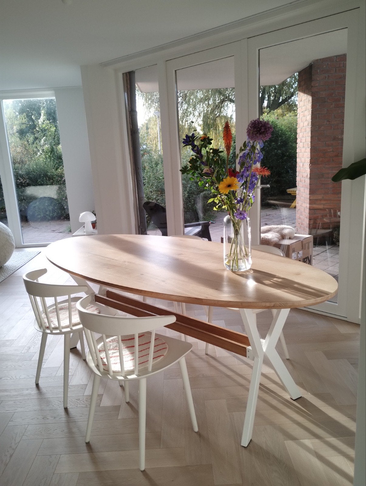 Ovale eettafel met wit onderstel, Modern, Scandinavisch, 50 tot 100 cm, Zo goed als nieuw, 150 tot 200 cm