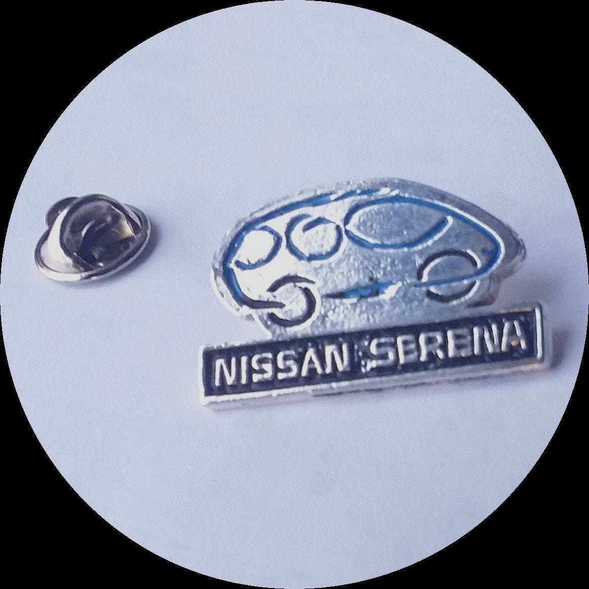 NISSAN Serena pin, Verzamelen, Ophalen of Verzenden, Zo goed als nieuw, Transport, Speldje of Pin
