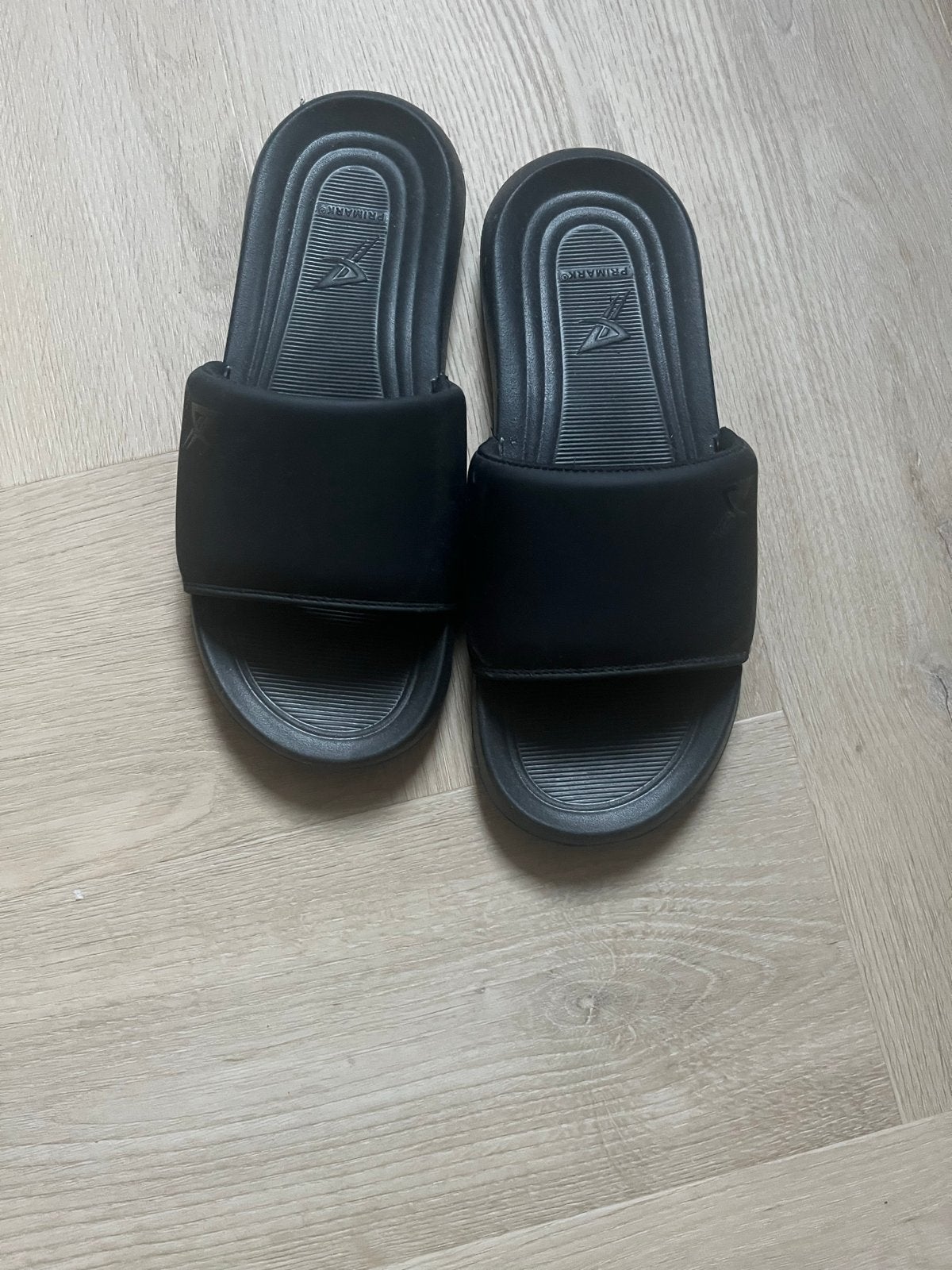 Zwarte slippers maat 38 - Zo goed als nieuw, Ophalen of Verzenden, Zo goed als nieuw, Zwart, Slippers