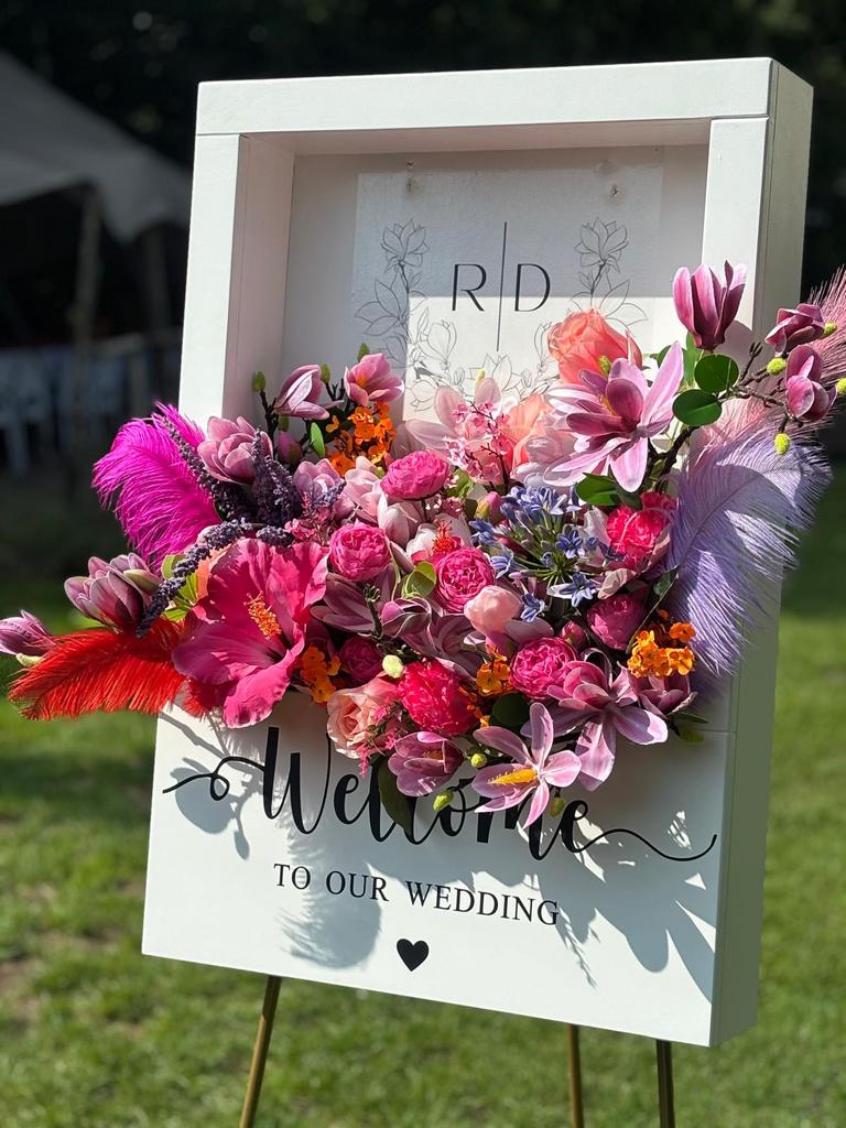 Welkomstbord bruiloft met bloemen en standaard, Ophalen of Verzenden, Gebruikt, Versiering, Geboorte of Huwelijk