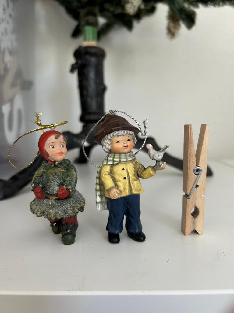 2 plastic jaren’80 kerstballen, jongen meisje, Diversen, Kerst, Ophalen of Verzenden, Gebruikt