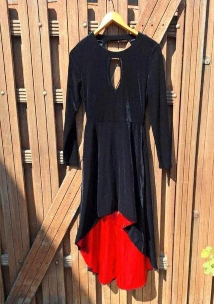 Zwarte fluwelen jurk met rode voering - Maat S, Kleding | Dames, Jurken, Ophalen of Verzenden, Zo goed als nieuw, Maat 36 (S)