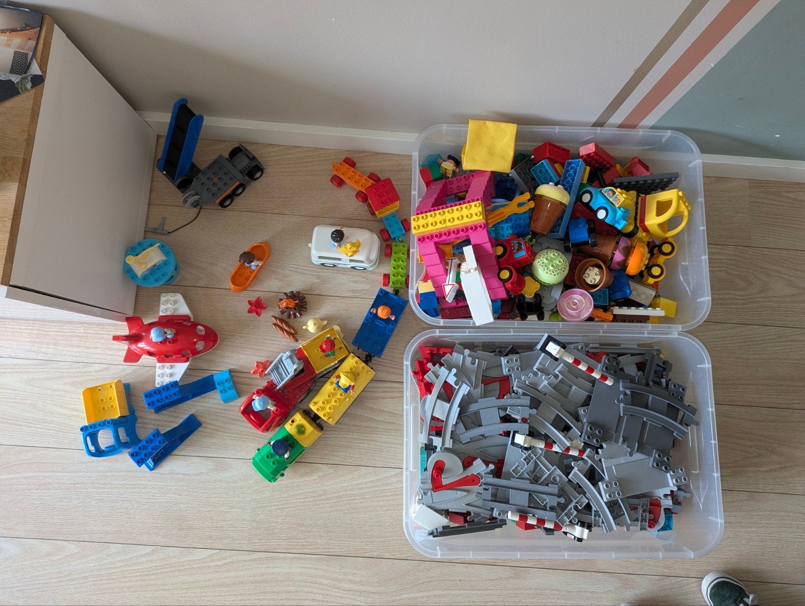 2 bakken vol duplo: met electr. trein, sporen en meer!, Ophalen of Verzenden, Gebruikt, Duplo