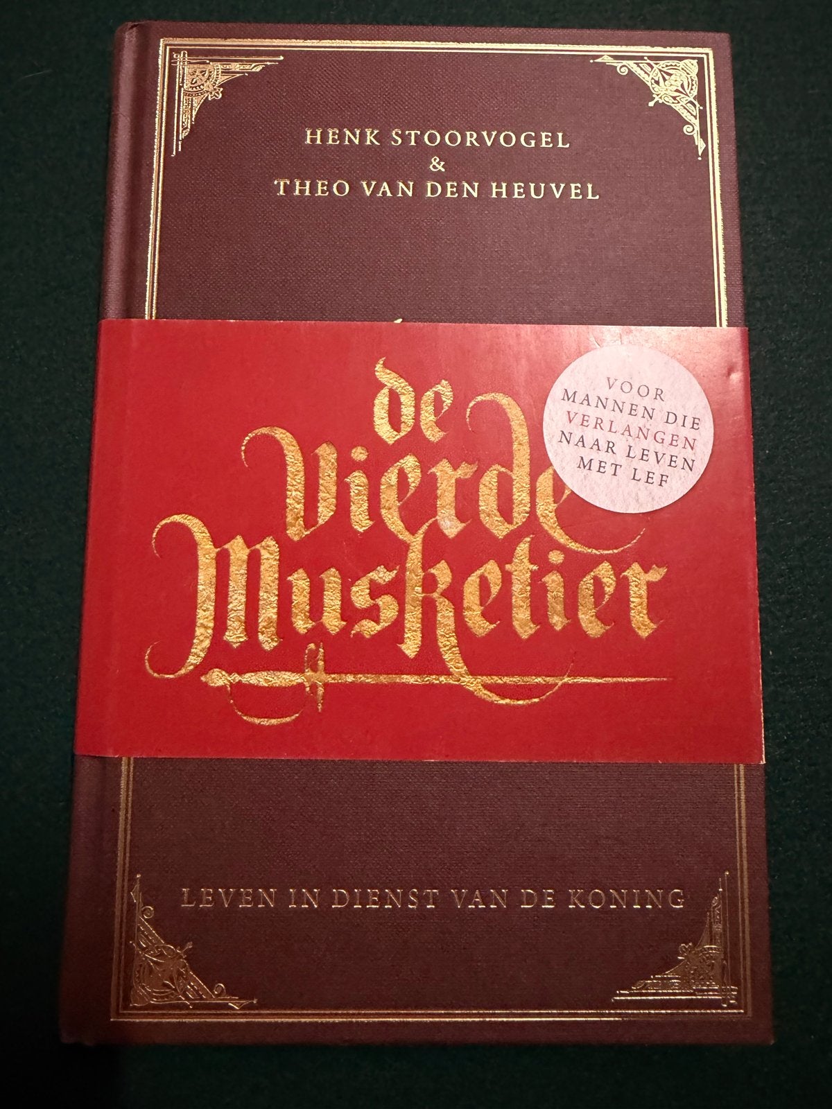 De Vierde Musketier - Henk Stoorvogel & Theo van den Heuvel, Ophalen of Verzenden, Gelezen