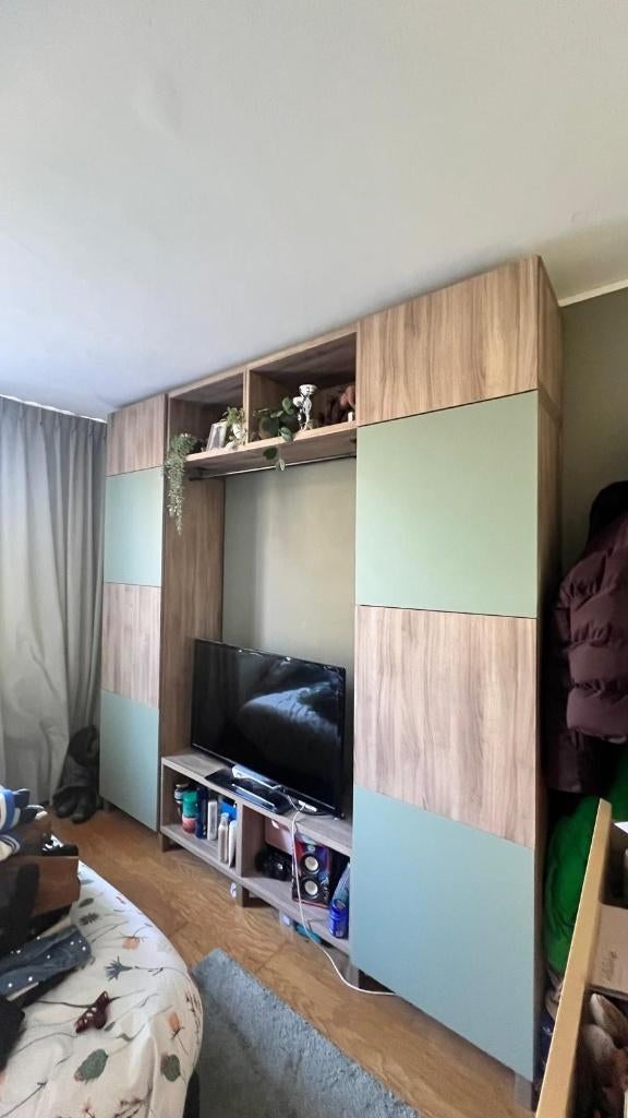 Te koop mooie kleding kast, Huis en Inrichting, Kasten | Kledingkasten, Ophalen, Met deur(en), Houtmotief met kleur toegevoegd door kleur deurtjes