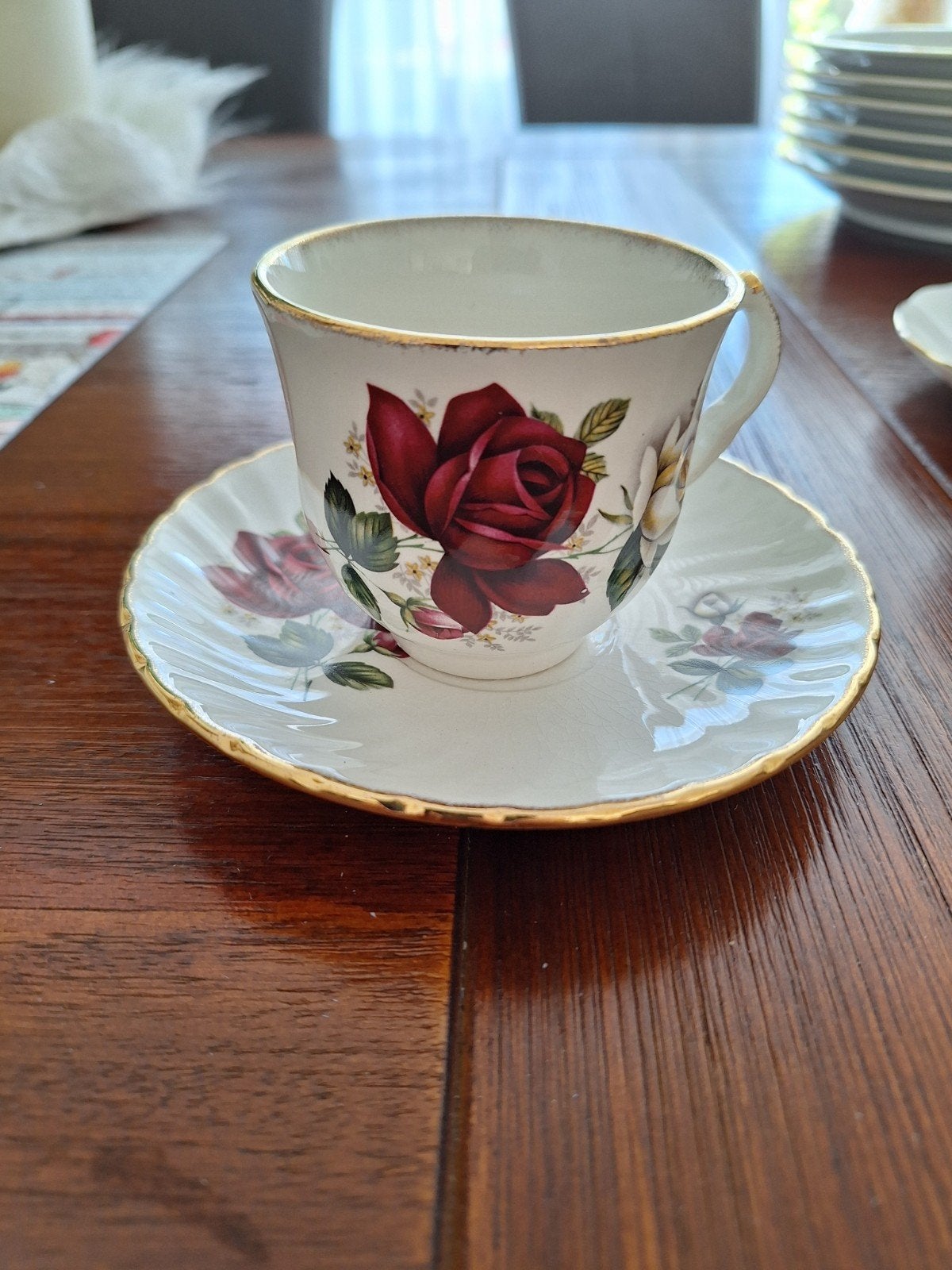 Vintage Kop en Schotel met Rode Rozen en Gouden Rand, Antiek en Kunst, Ophalen of Verzenden