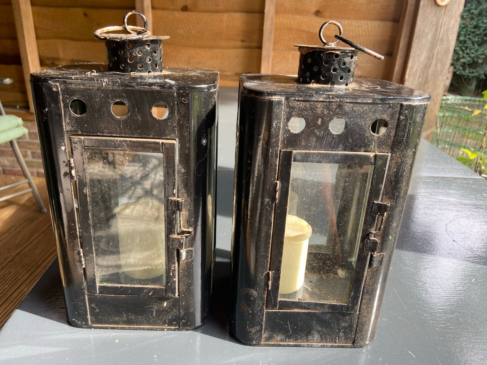 Set van 2 vintage zwarte metalen lantaarns, Huis en Inrichting, Woonaccessoires | Kandelaars en Kaarsen, Ophalen