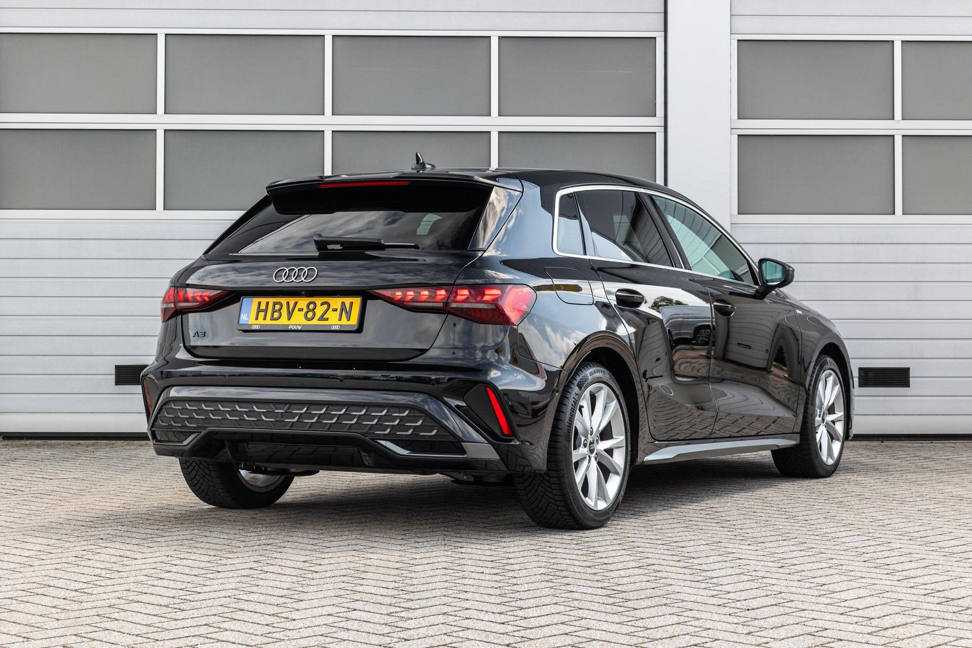 Audi A3 Sportback 35 TFSI 150pk S-tronic S edition | Achteru, Auto's, Audi, 1300 kg, 4 cilinders, Leder en Stof, Zwart