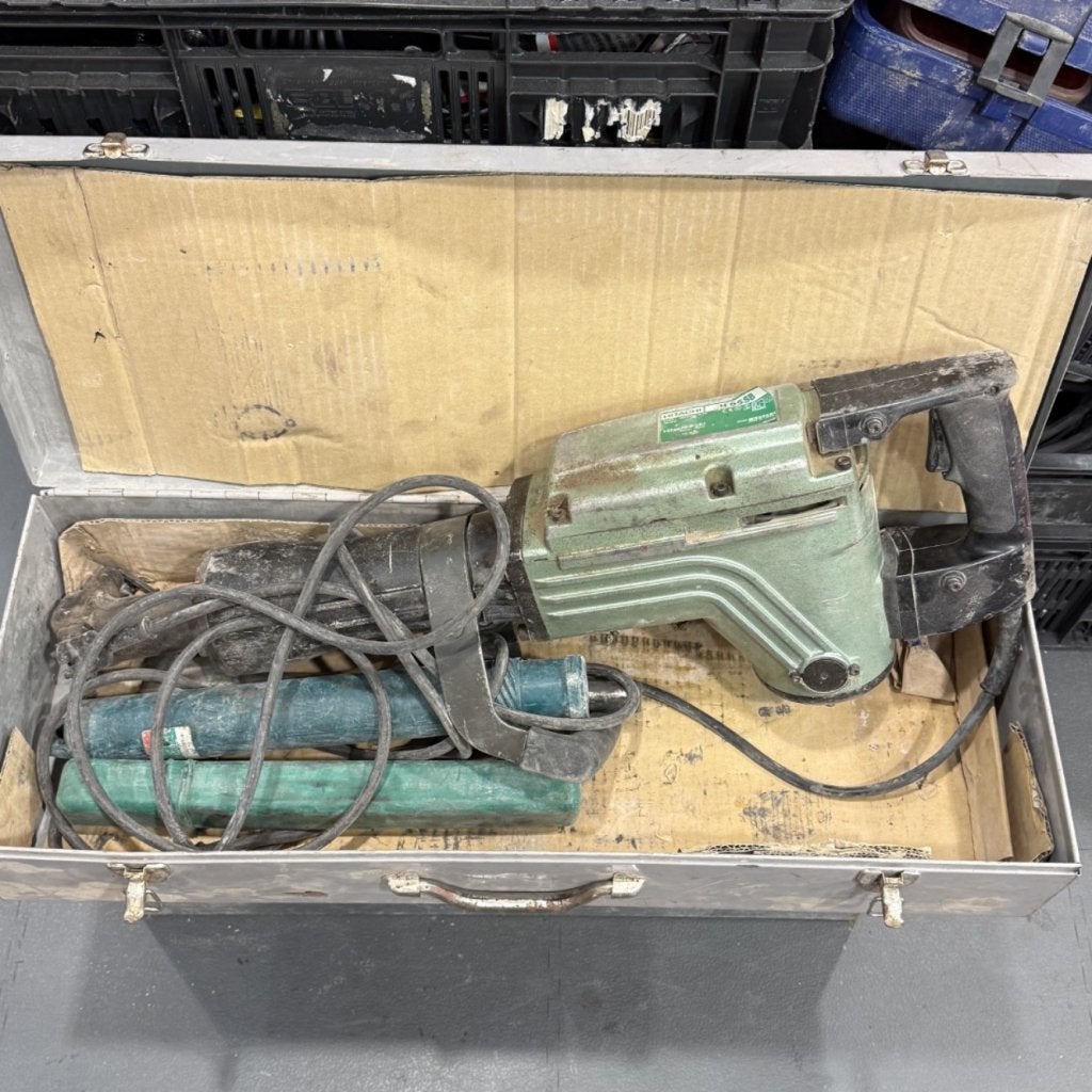 Hitachi H65SB zware breekhamer in koffer, Hitachi, Zo goed als nieuw, Support@hitachi.com, Hitachi, Ltd.
6-6, Marunouchi 1-chome, Chiyoda-ku
Tokyo 100-8280
Japan