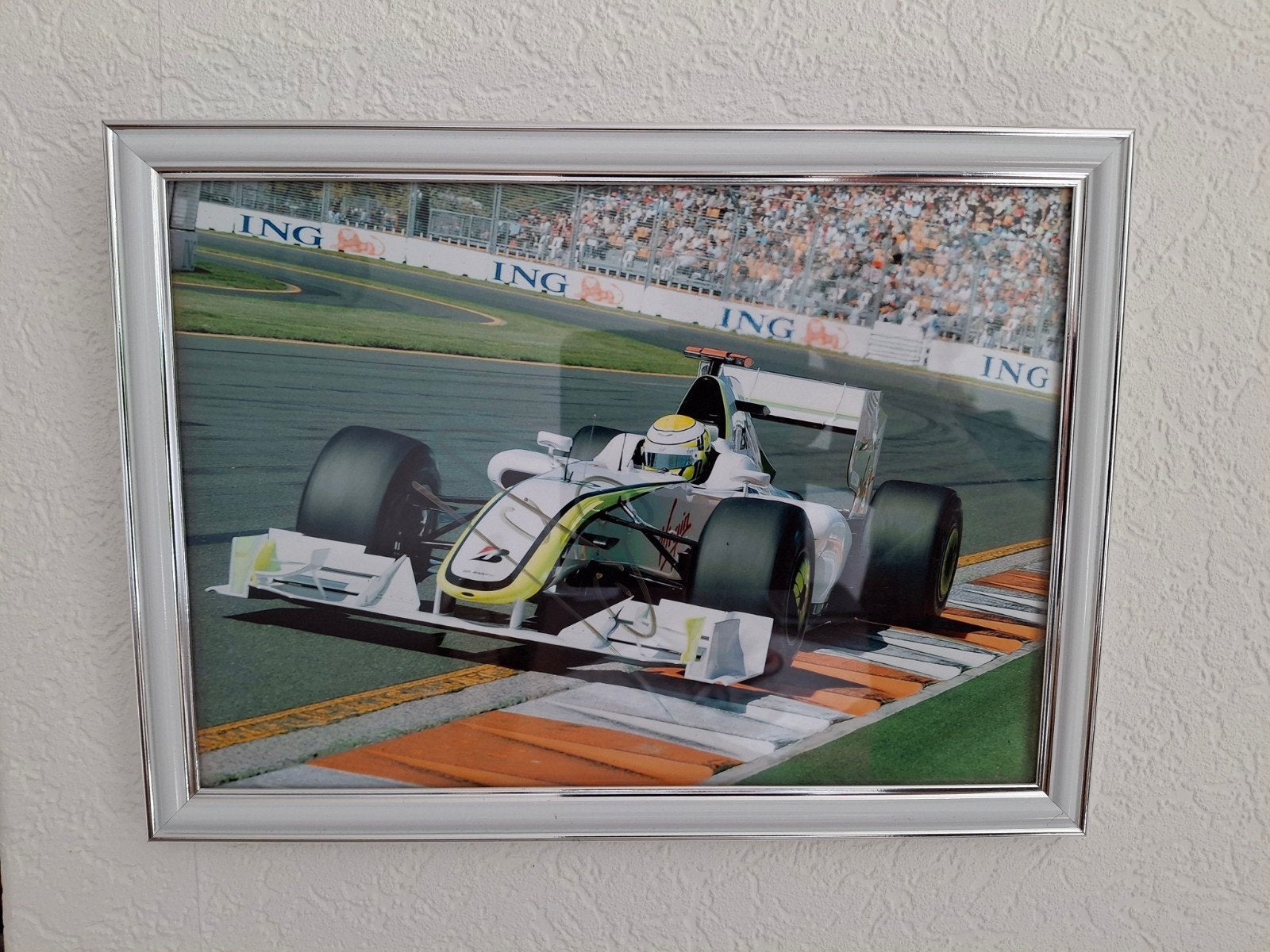Jenson Button Brawn GP Mercedes F1 2009 foto gesigneerd, Ophalen of Verzenden, Zo goed als nieuw, Formule 1