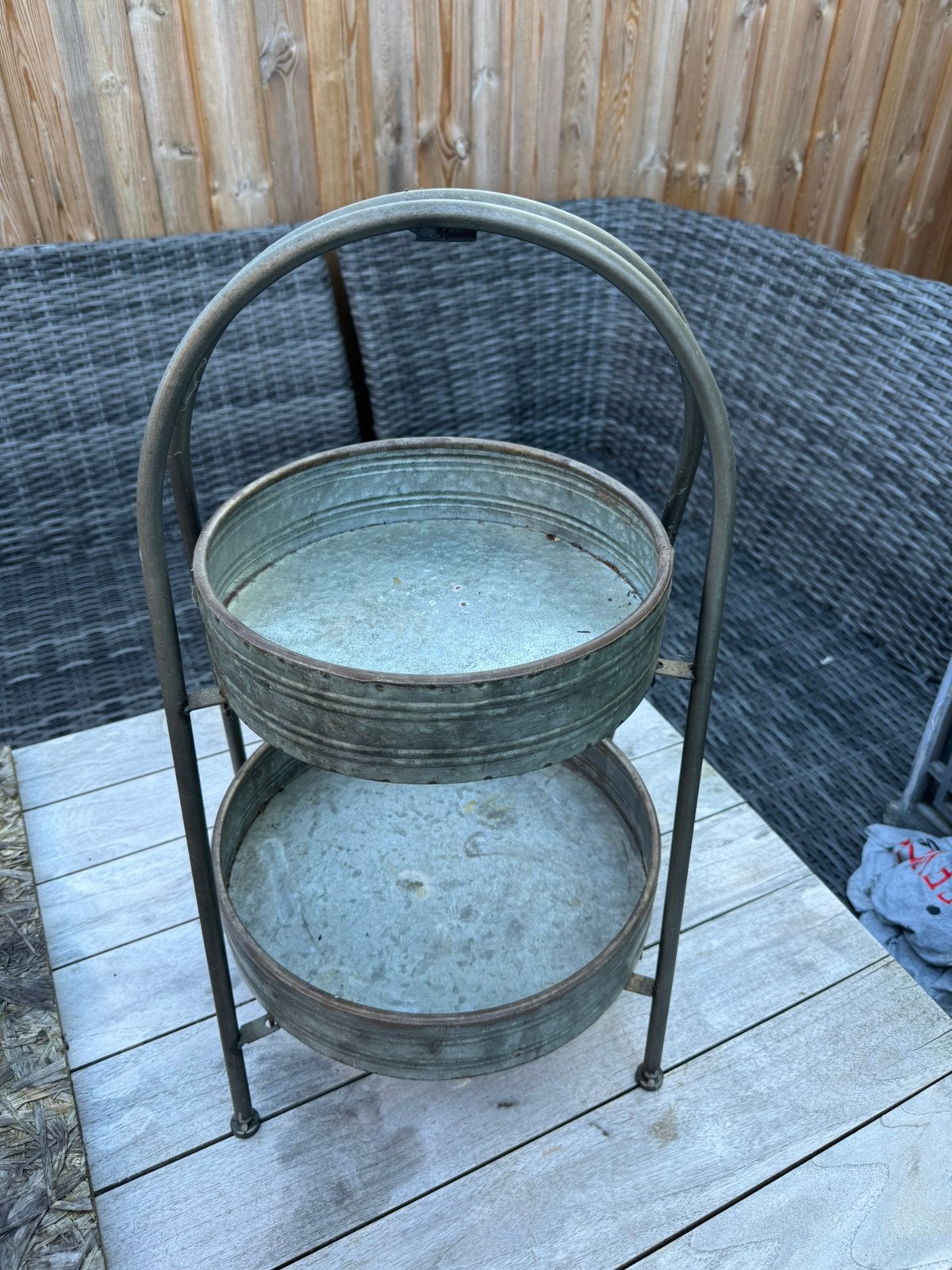 Stoere Landelijke Zinken Etagère (2-laags Perfect voor Tuin, Ophalen of Verzenden, Zo goed als nieuw