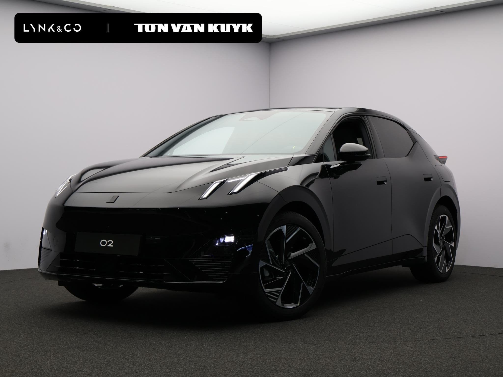 Lynk & Co 02 More 66 kWh MY27 Onyx Black | Gele Gordels!, Automaat, Achterwielaandrijving, Automatische klimaatregeling, 1795 kg