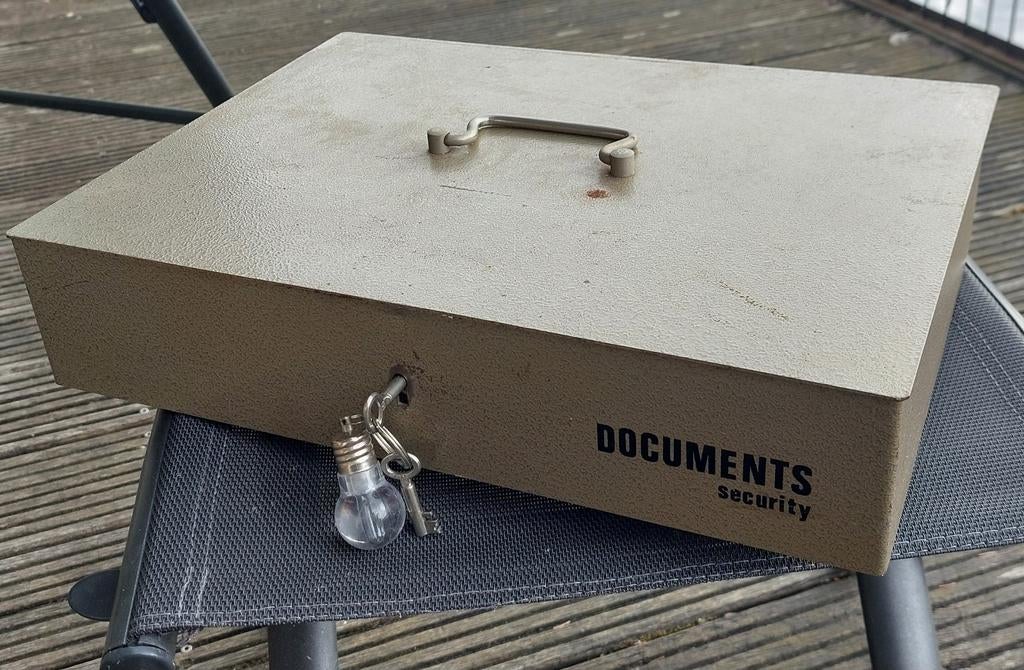 Vintage metalen geldkist ., Verzenden, Gebruikt, Brandkast
