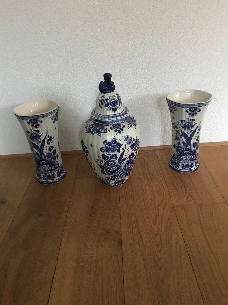 Drie handgemaakte Delftsblauwe kastvazen, te koop als set, Ophalen