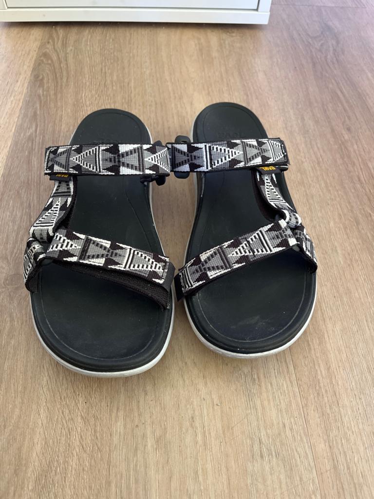 Teva sandalen maat 39 - Zo goed als nieuw, Ophalen of Verzenden, Zo goed als nieuw, Zwart, Sandalen of Muiltjes