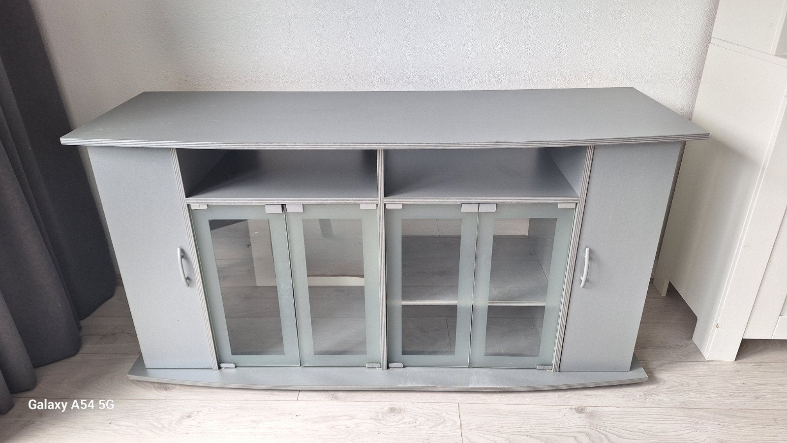 Grijze tv-meubel met glazen deuren, Ophalen, Gebruikt, 100 tot 150 cm, Glas