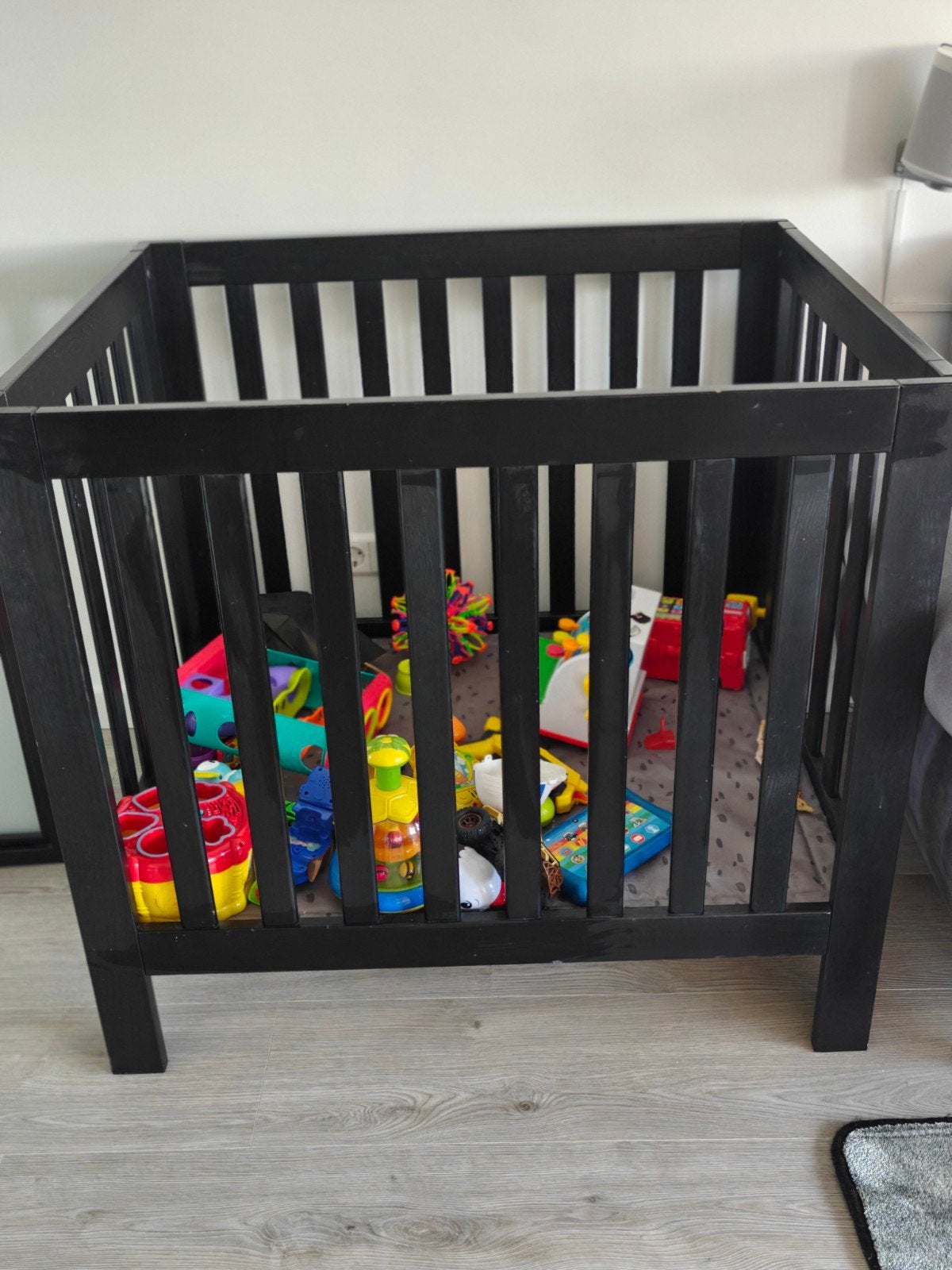 Zwart houten box met lichte gebruikssporen, Kinderen en Baby's, Boxen, Ophalen, Gebruikt, Vierkant